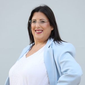 תמונה של חמוטל לחמן עם חיוך