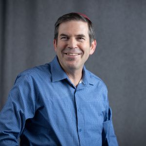 תמונה של אהרוני כרמל מחייך