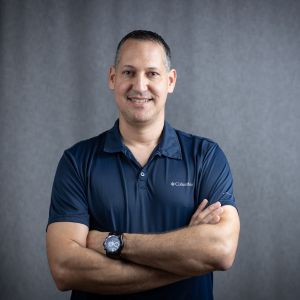 תמונה אריאל אברהמוב משלב ידיים