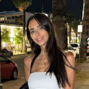 תמונת פרופיל של הדר יעיש מאחוריה רחוב