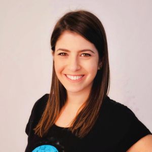 תמונה ליאת אוקון מחייכת