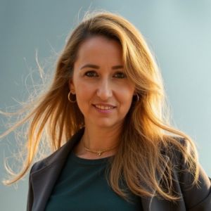 תמונת פרופיל נועה הניג מביטה למצלמה