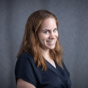 תמונת פרופיל עדי גויסקי מסתכלת עם חיוך