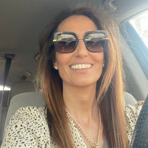 תמונה שלי אילון מחייכת עם משקפי שמש באוטו